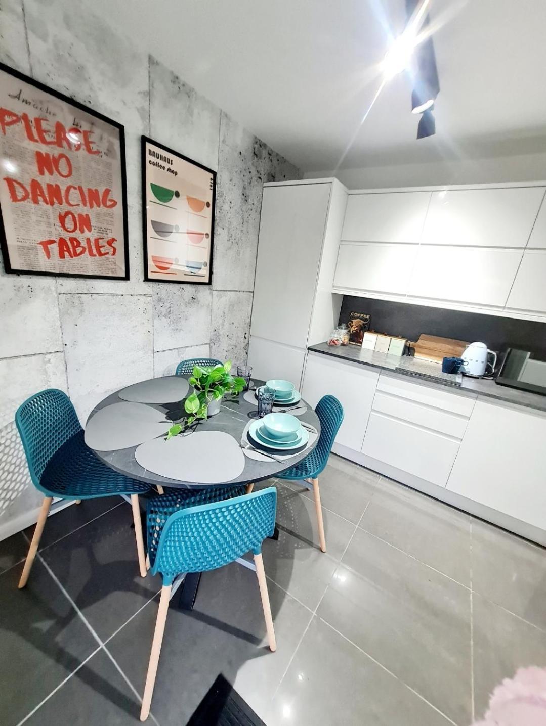 Bright 3Br Walking Distance To Town - Free Parking Apartman Glasgow Kültér fotó