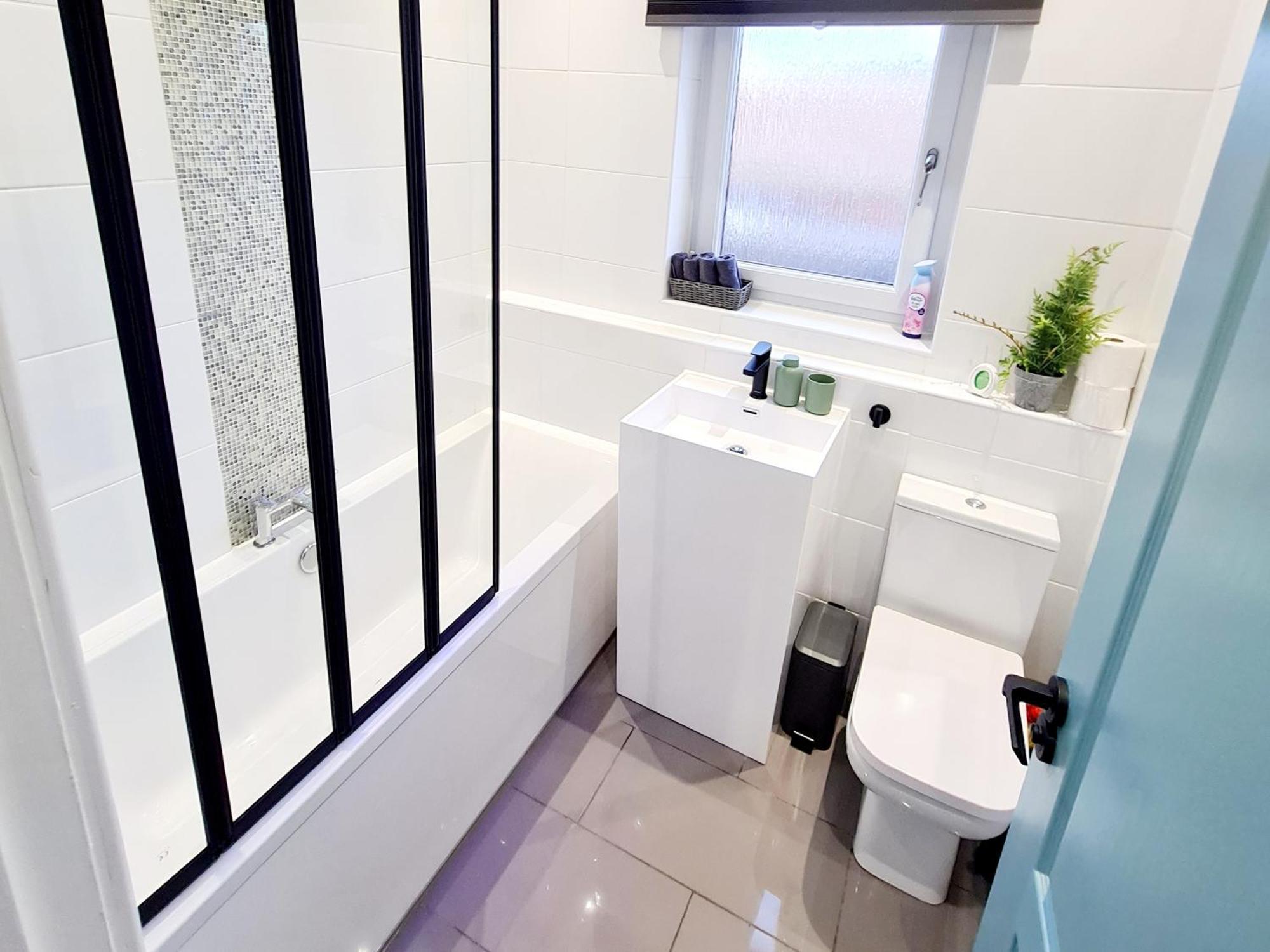 Bright 3Br Walking Distance To Town - Free Parking Apartman Glasgow Kültér fotó